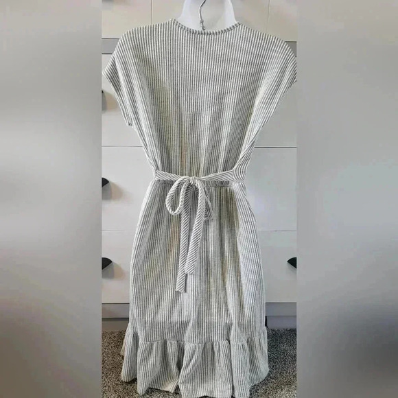 Caution to the Wind Brown White Seersucker Ruffle Faux Wrap V-Neck Dress size M - Picture 2 of 9